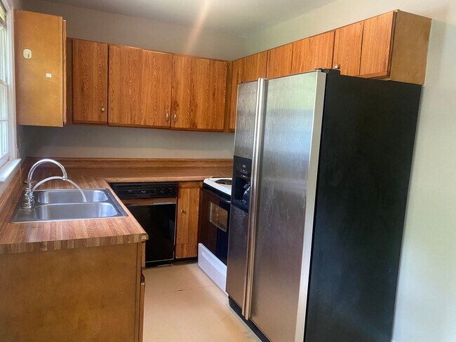 Foto del edificio - Spacious 3 BD, 1.5 BA Rancher off Brook Road Available in July