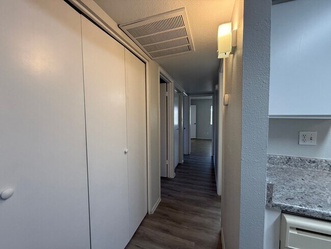 Building Photo - Renovated Glendale 3 Bedroom Condo with New Flooring