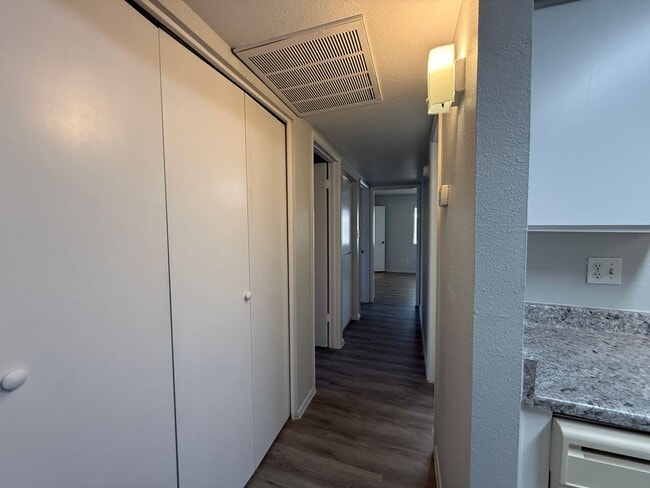 Foto del edificio - Renovated Glendale 3 Bedroom Condo with New Flooring