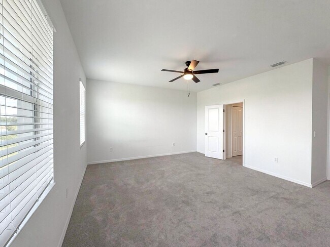 Foto del edificio - Annual lease, 3-bedroom, 2.5-bathroom townhome in Orange Blossom Ranch
