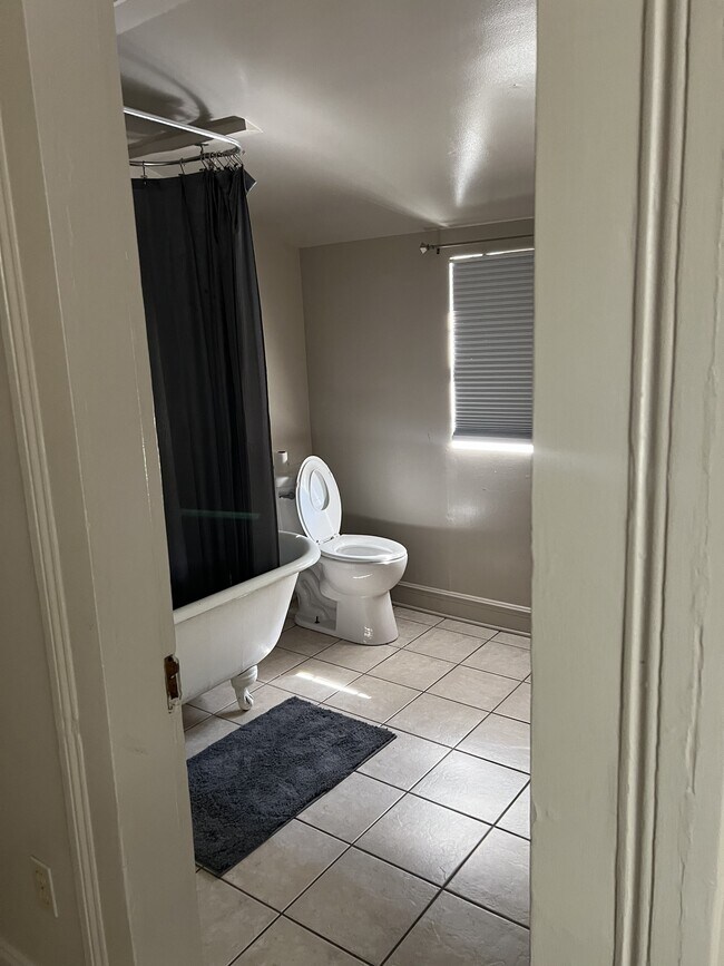 Baño - 713 Evelina St