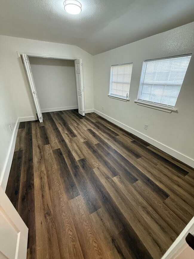 Foto del edificio - HOUSE:  3 Bed, 1 bath, Large Yard, Newly R...