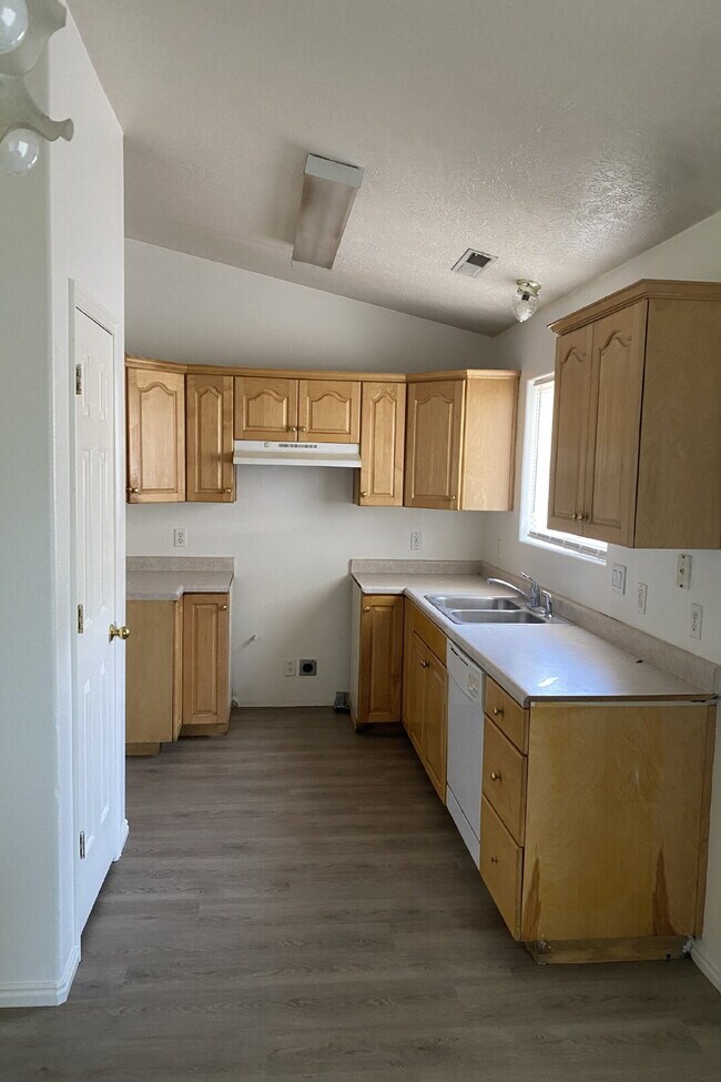 Foto del edificio - Charming 2-Bedroom Townhouse with 2 Full Baths in the Heart of Saint George