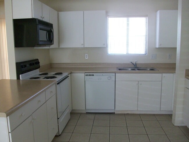 Building Photo - 439 E Linden St