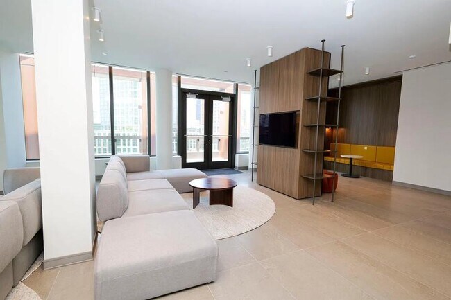 Building Photo - 4 bedroom in BROOKLYN NY 11222