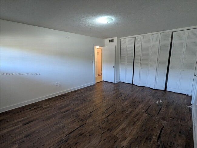 Building Photo - 11855 NE 19th Dr