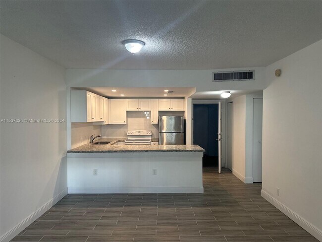 Foto del edificio - 100 Edgewater Dr