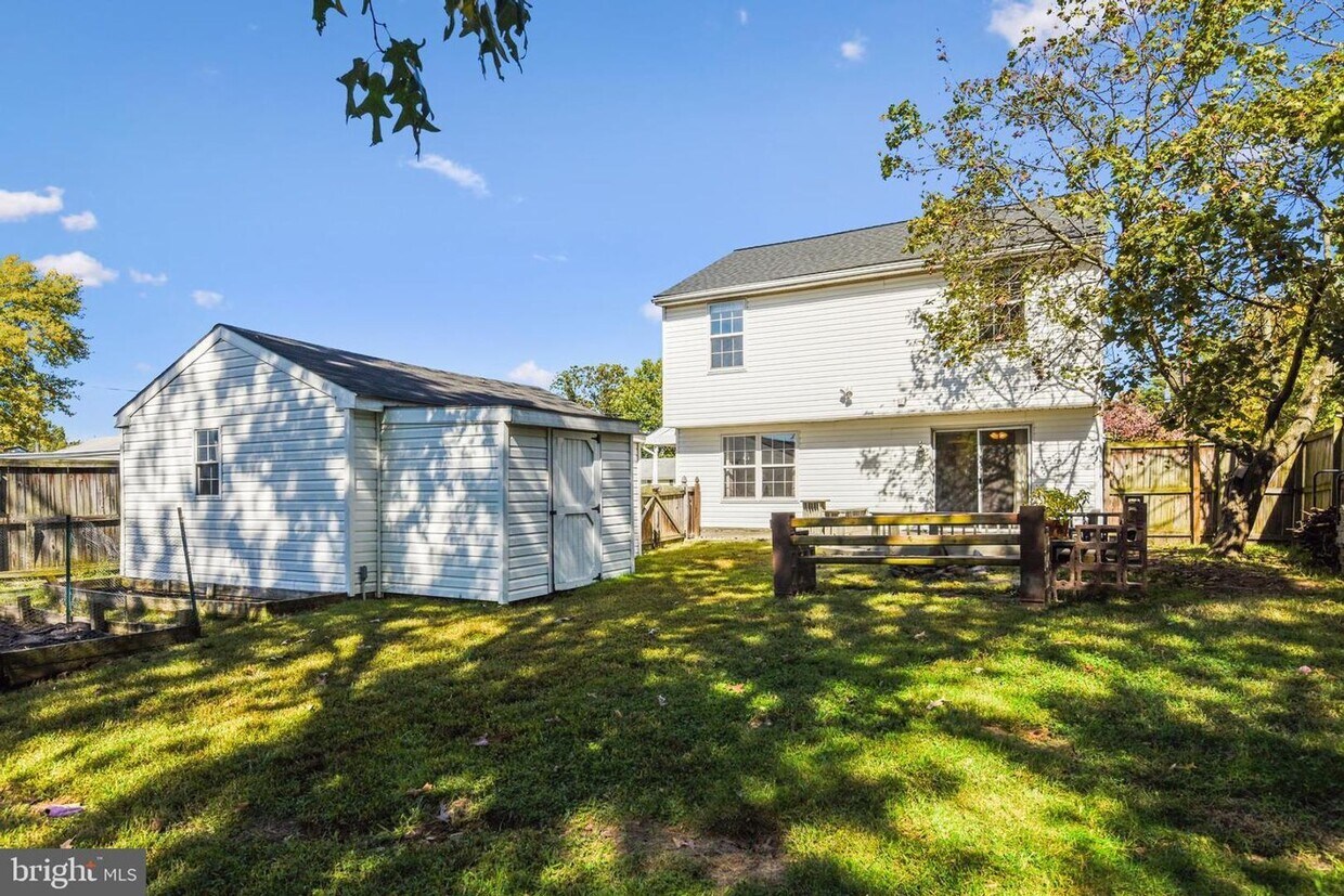 Building Photo - Charming 4-Bedroom Colonial with Modern Up...