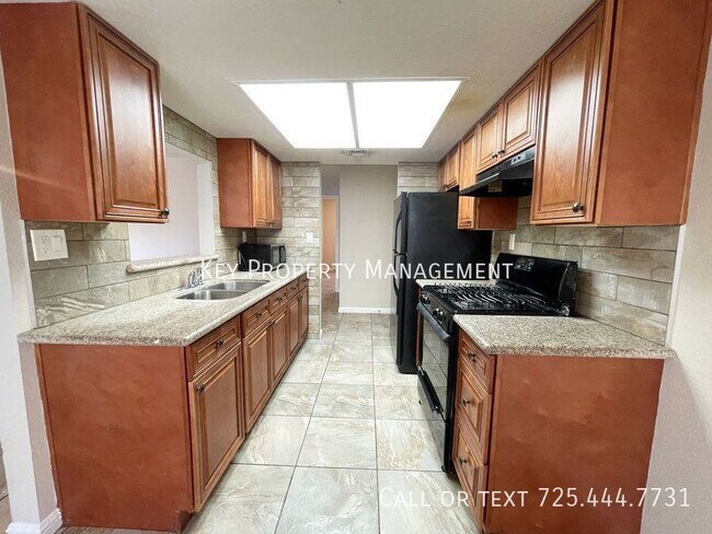 Foto del edificio - BEAUTIFUL 2 BED 2 BATH DOWNSTAIRS UNIT NEA...