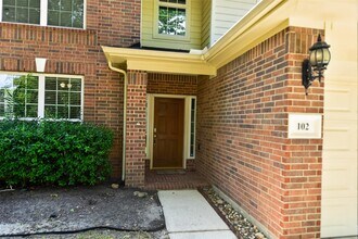 Building Photo - 102 N Queenscliff Cir