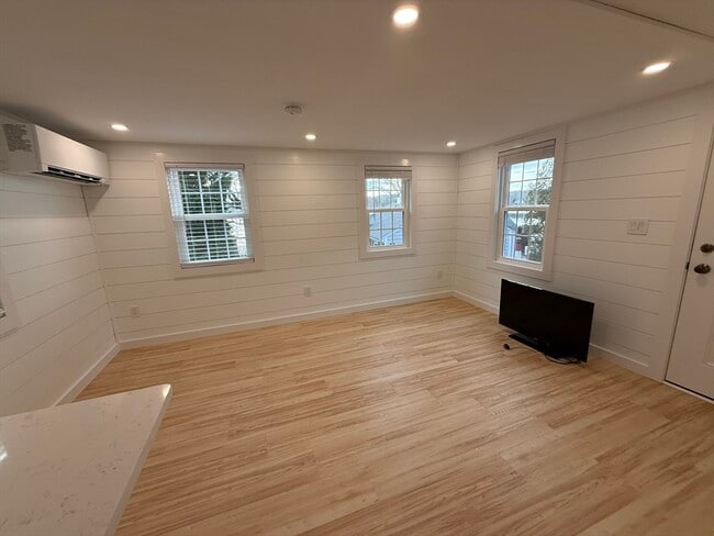 Foto del edificio - 68 Post N Rail Ave