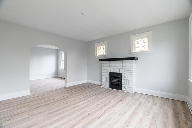 Building Photo - 425 Mckenzie Av