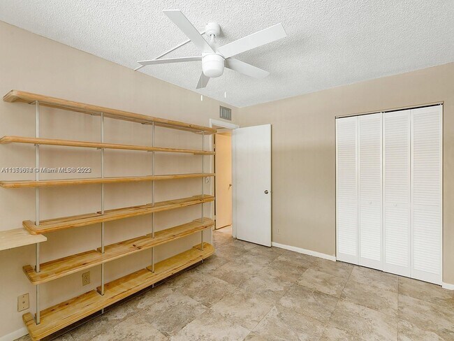 Building Photo - 2935 SW 22nd Ave