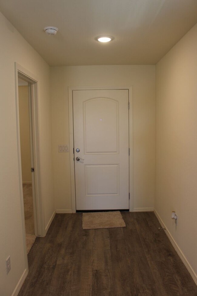 Building Photo - Mission Ranch - 4 bedroom 2 bath single st...