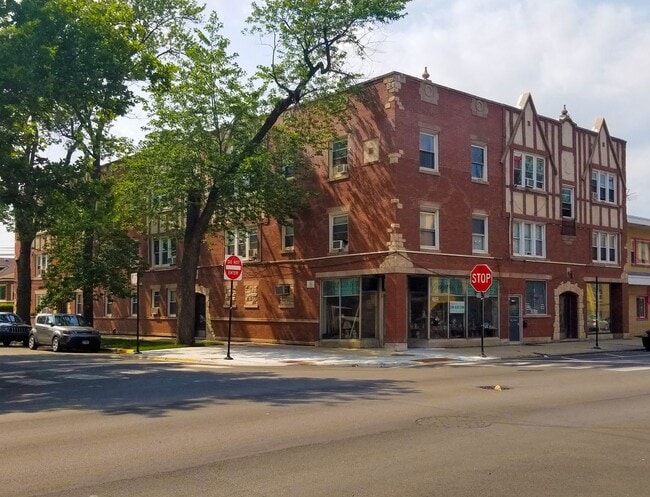 Building Photo - Condo wFREE HEAT in Belmont Cragin! In-uni...