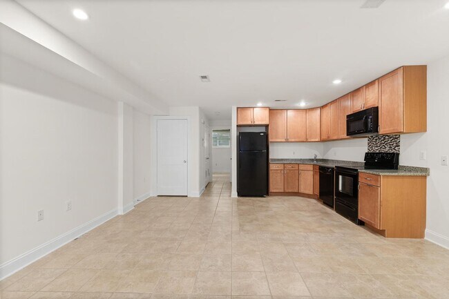 Foto del edificio - Charming One-Bedroom Basement Apartment