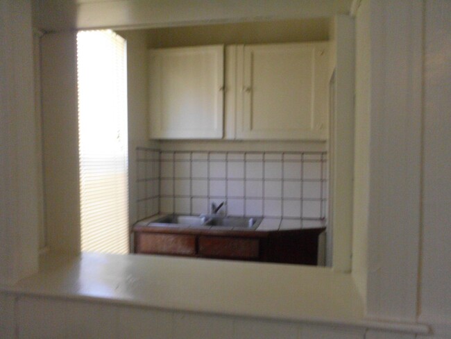 Building Photo - 4Bd 2Bath Available Now 6 month lease only...