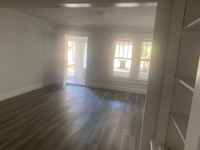 Building Photo - Newly Renovated 4BD/2BA Home in Peaceful N...