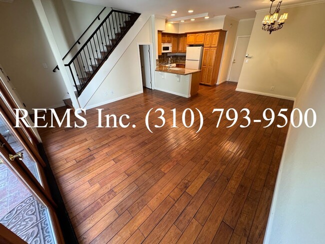 Foto del edificio - Refurbished Townhome with Laundry Hookups ...
