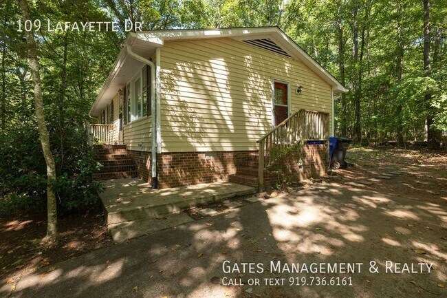 Foto del edificio - Charming home convenient to I-85/I-40