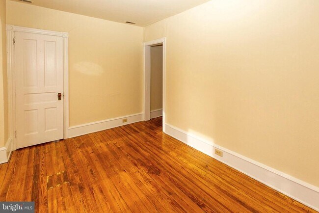 Building Photo - 427 E Main St