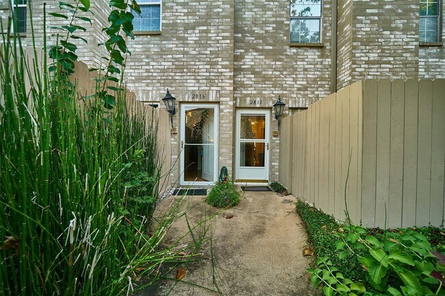 Foto del edificio - 2816 Holly Hall St