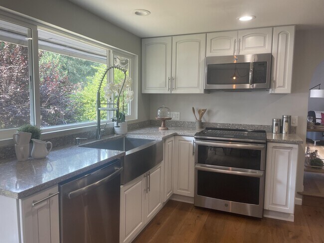 Foto del edificio - 11625 E Lake Joy Dr NE