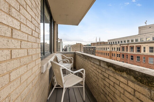 Foto del edificio - Dupont Condo | 1 Bed | 1 Bath | 780 Sf | Private Balcony | Parking Rental Available at Additional...