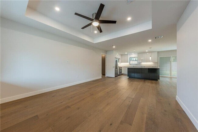 Foto del edificio - 5104 Woodmoor Dr