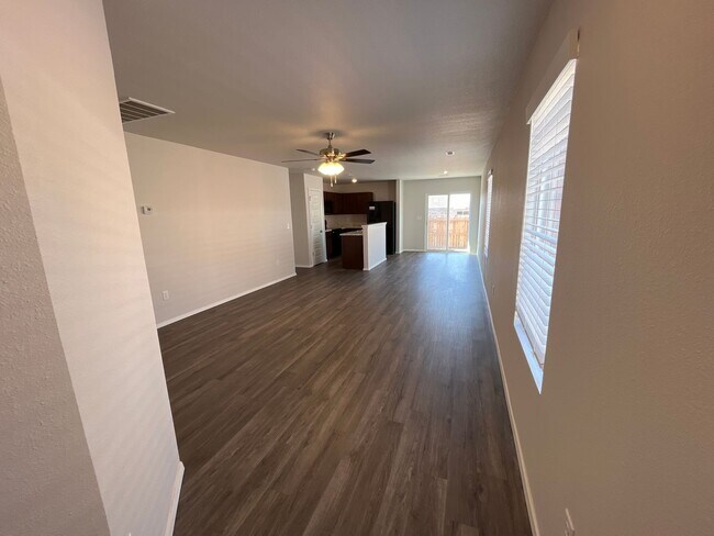 Building Photo - *Pre-leasing* NEWER Three Bedroom | Two Ba...