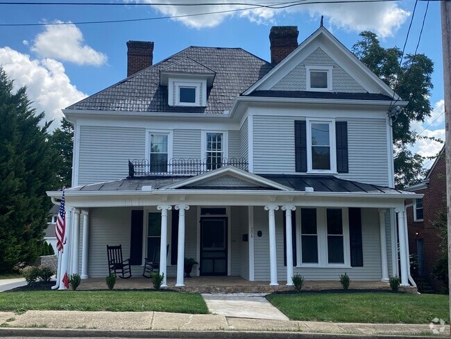 Apt 3, top right side - 306 N Main St