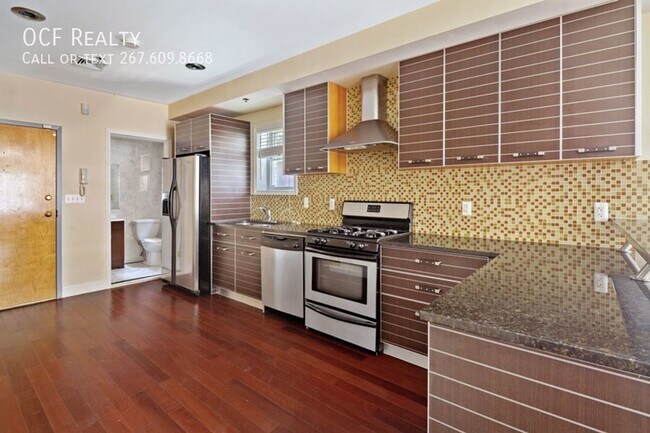 Building Photo - Stunning Bi-level 2 Bed Condo w/ Parking!