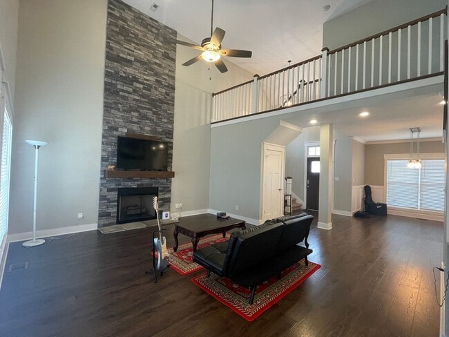 Foto del edificio - 5 Bedroom 3 1/2 Bath Home For Rent!