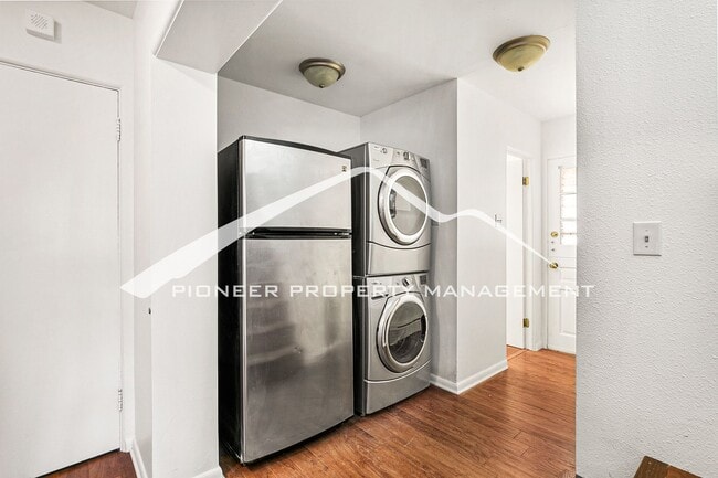 Building Photo - Spacious Home with Fenced Yard and Washer/...