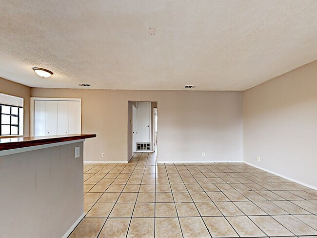 Building Photo - 9901 Roxanna Dr