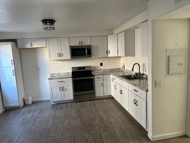 Kitchen - 272 E Jackson St
