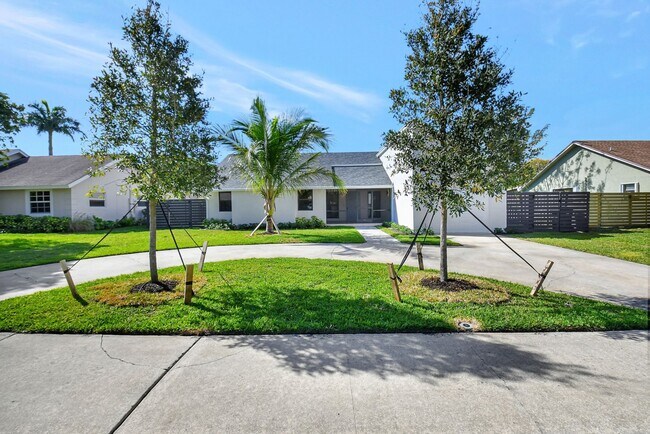 Building Photo - Renovated Large 3 bed 2 bath