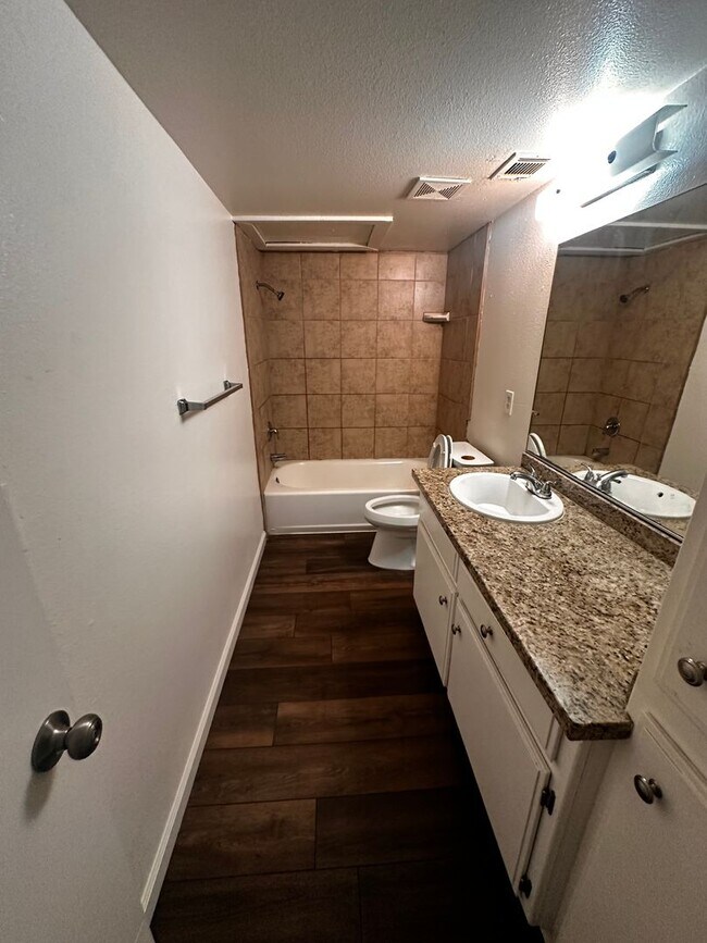 Foto del edificio - 6004 Hill Dale Ct