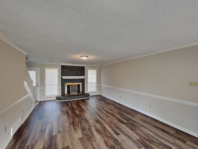 Building Photo - 5863 Pipers Green Ln