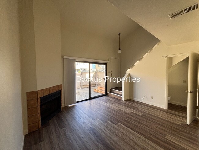 Building Photo - Private townhouse style condo facing grass...