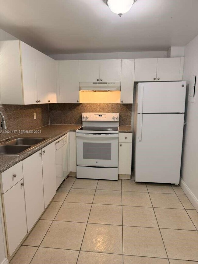 Foto del edificio - 4235 N University Dr