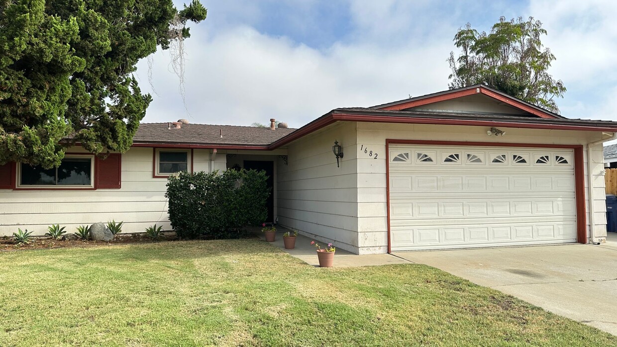 Primary Photo - 4 bedroom in Escondido with backyard w poo...