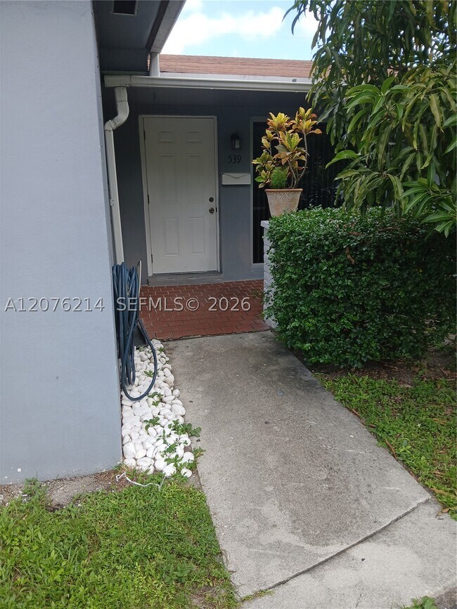 Building Photo - 539 S Rainbow Dr