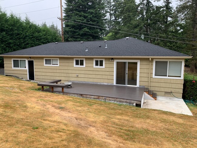 Building Photo - 1499 NE Tagholm Rd
