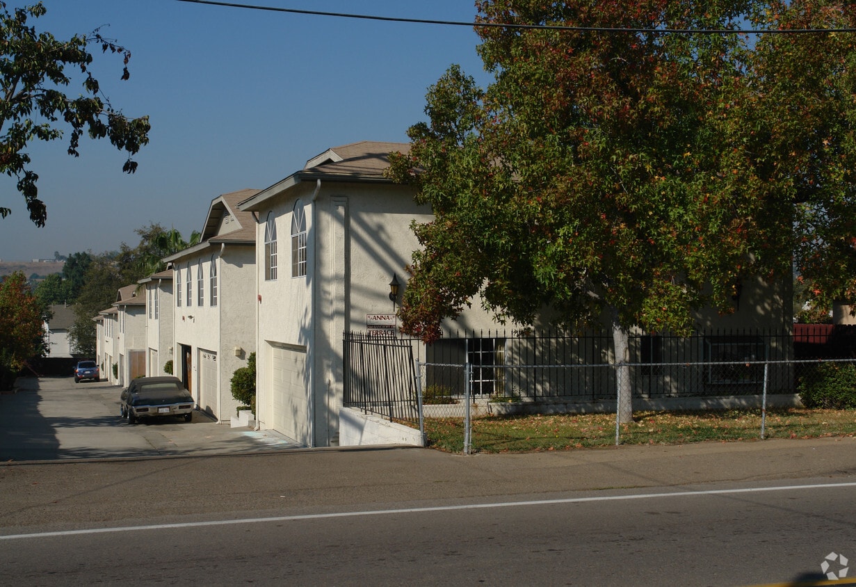 Building Photo - 2560 Bancroft Dr