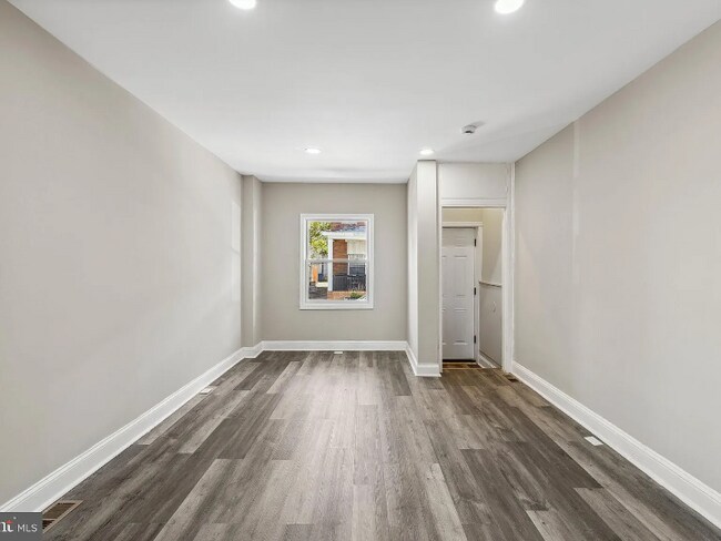 Foto del edificio - 724 N Curley St