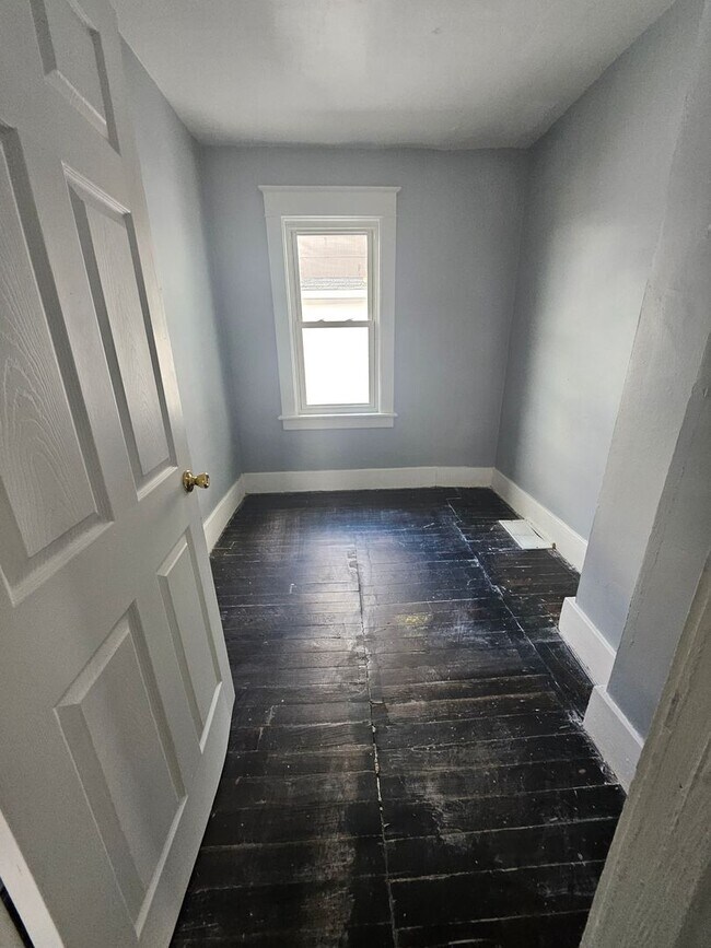 Foto del edificio - Upper three bedroom on West Side gas included