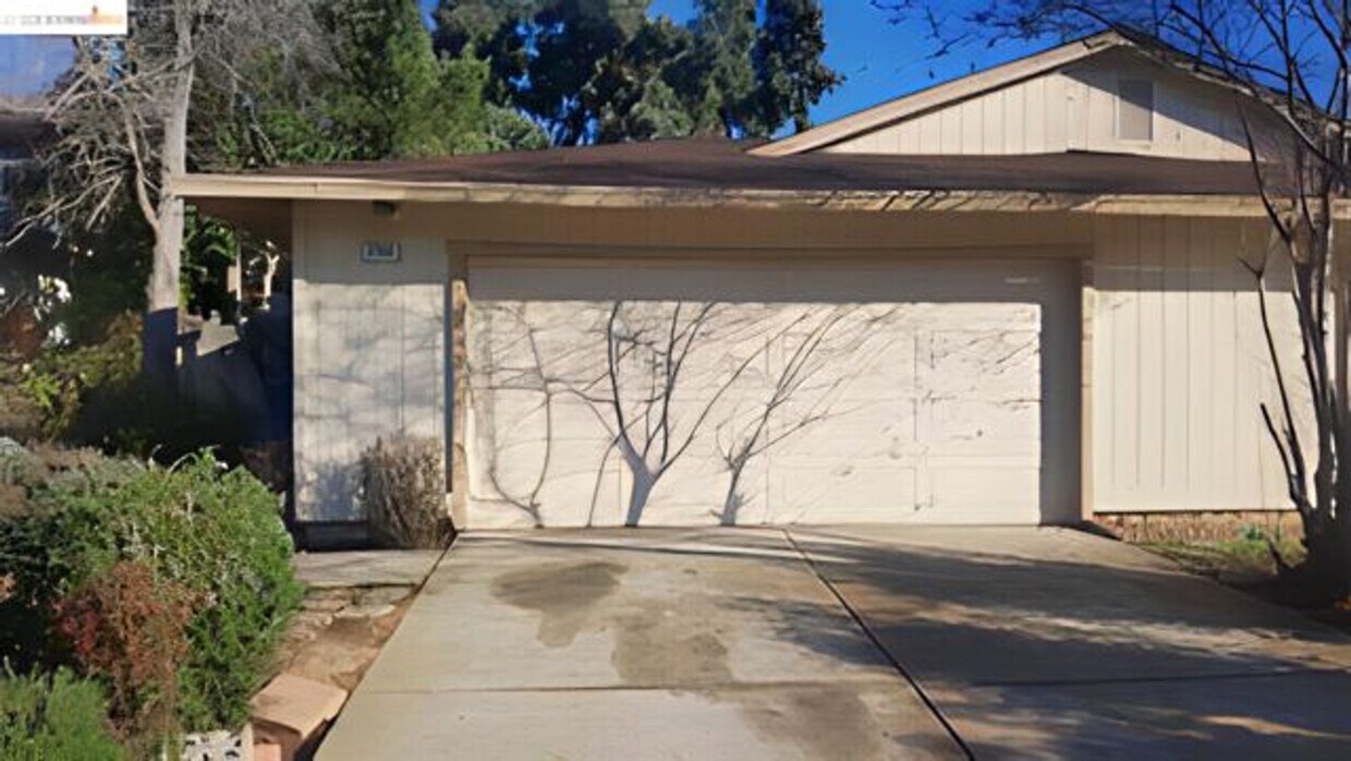 Foto principal - Spacious 3 Bedroom, 1 Bathroom House With ...