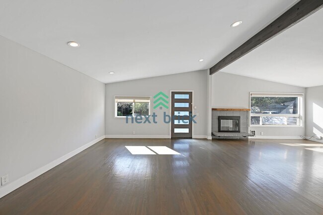 Foto del edificio - Elegant 3 bed & 2 bath single family house...