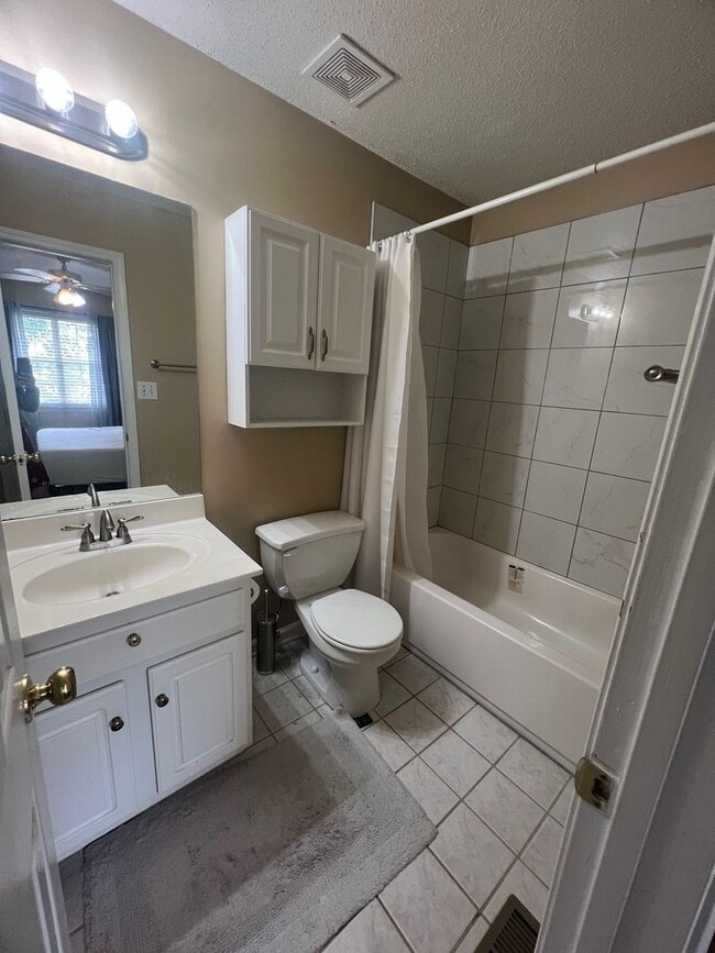 Building Photo - 2 bed 2.5 bath townhouse